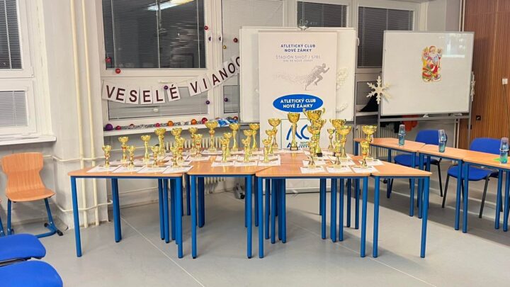 Poháre a diplomy pre najlepších pretekárov AC Nové Zámky 2020, 2021 a 2022